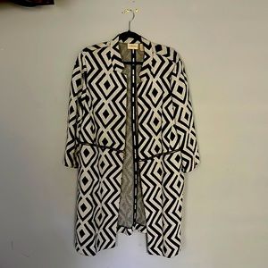Beautiful black and white geometric coat/sweater. Looks great with any pants.